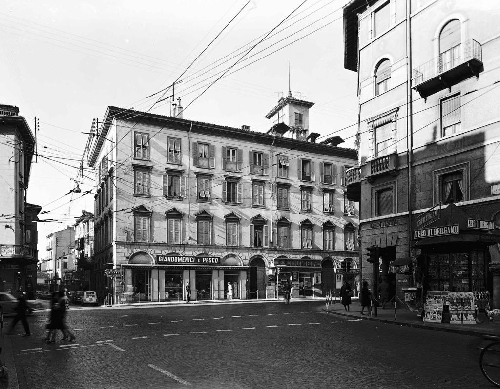 Largo Cinque Vie · Historify
