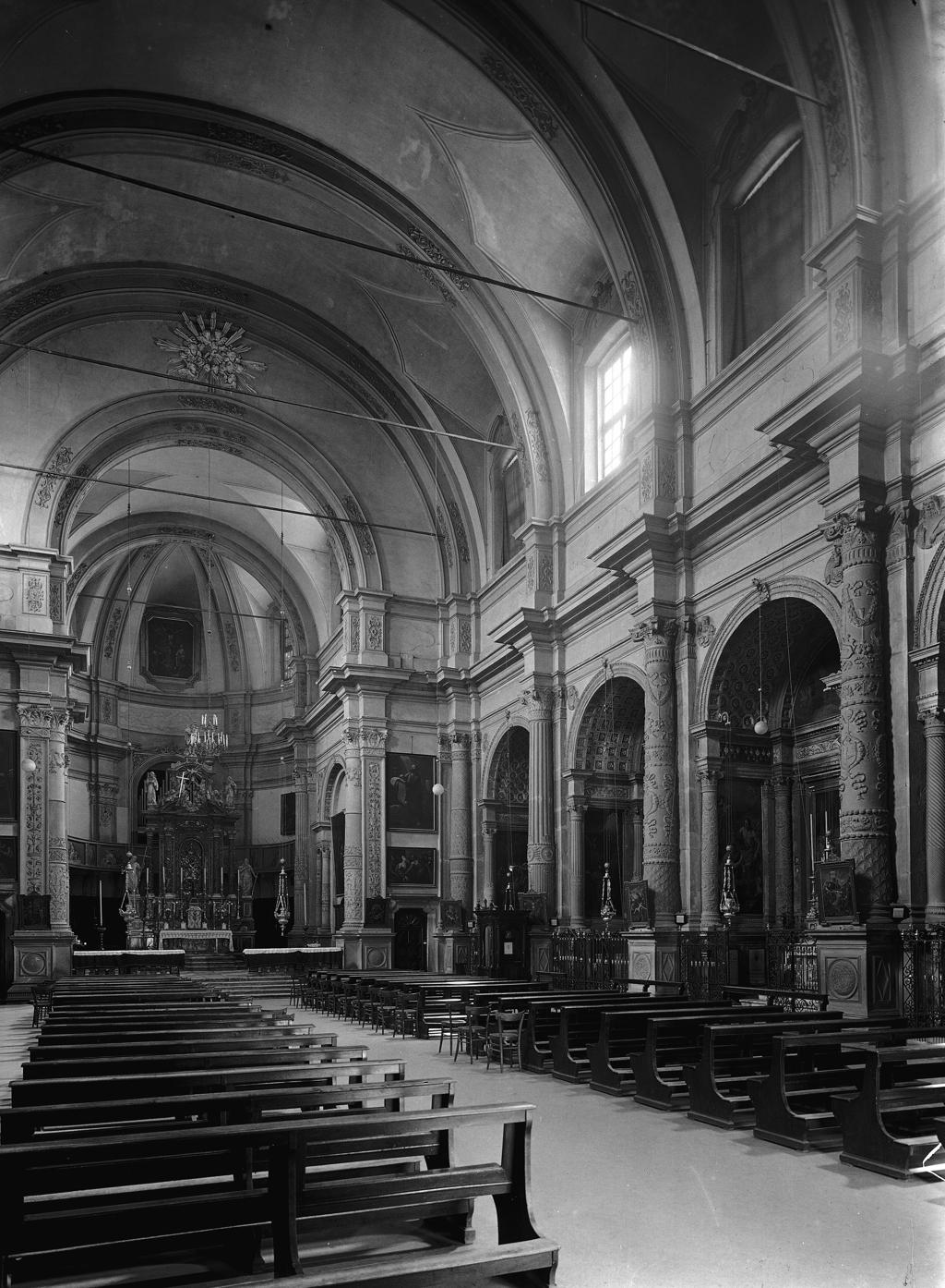 Interno chiesa, navata centrale · Historify