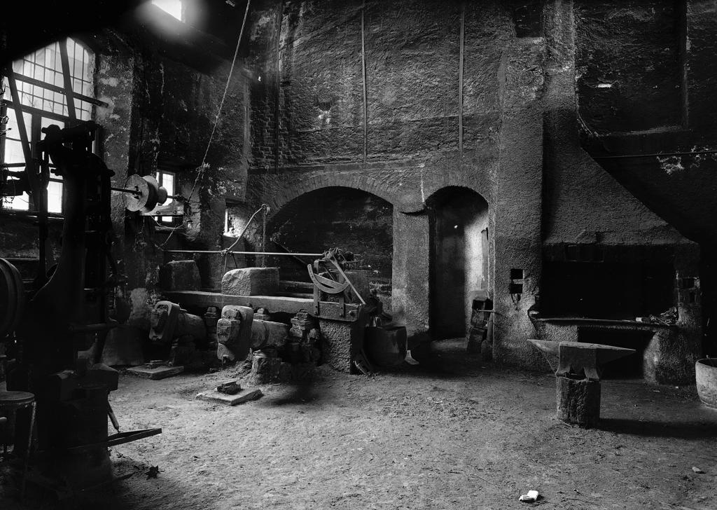 Attrezzi In Un Deposito · Historify