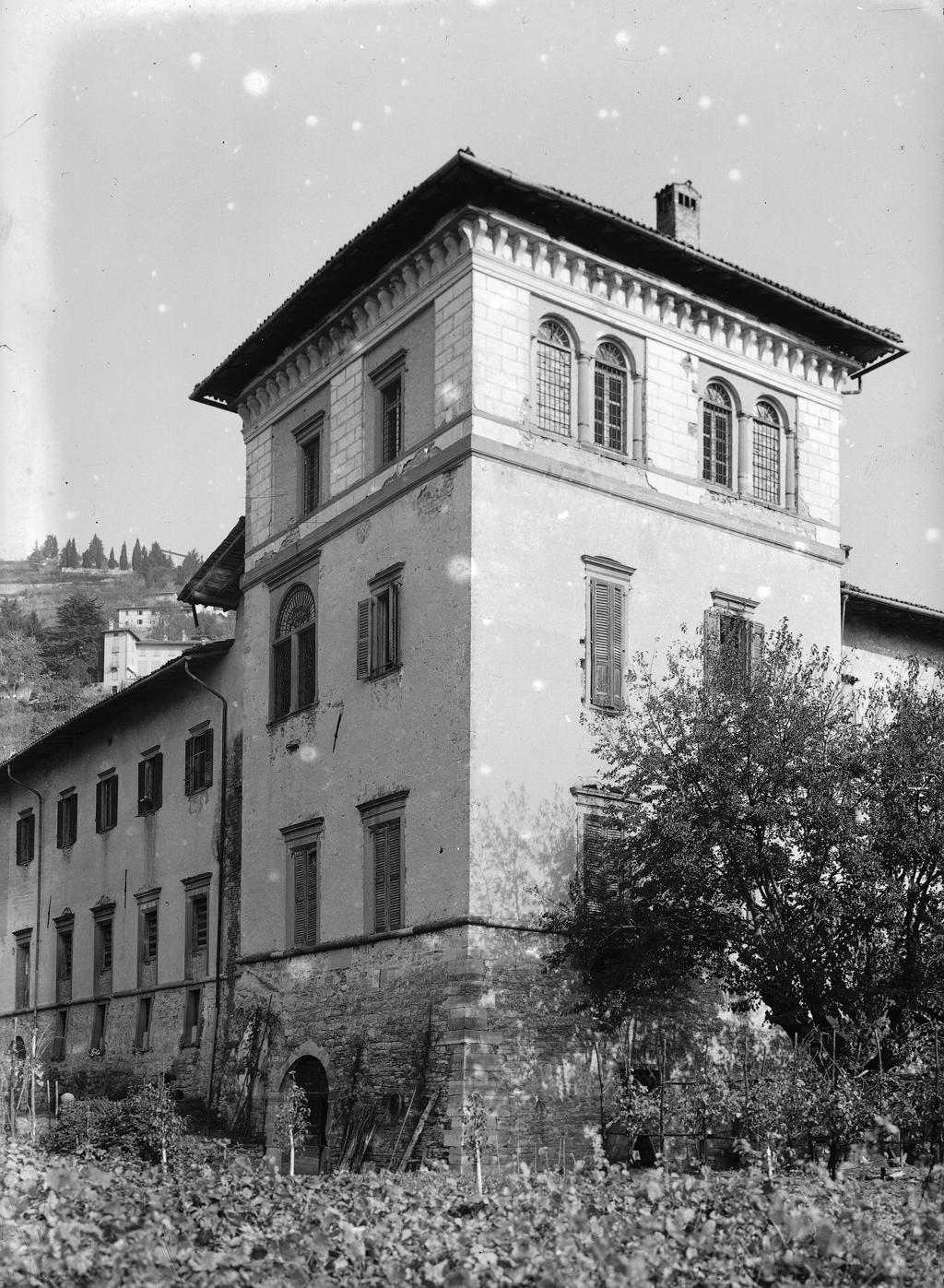 Esterno Corte · Historify