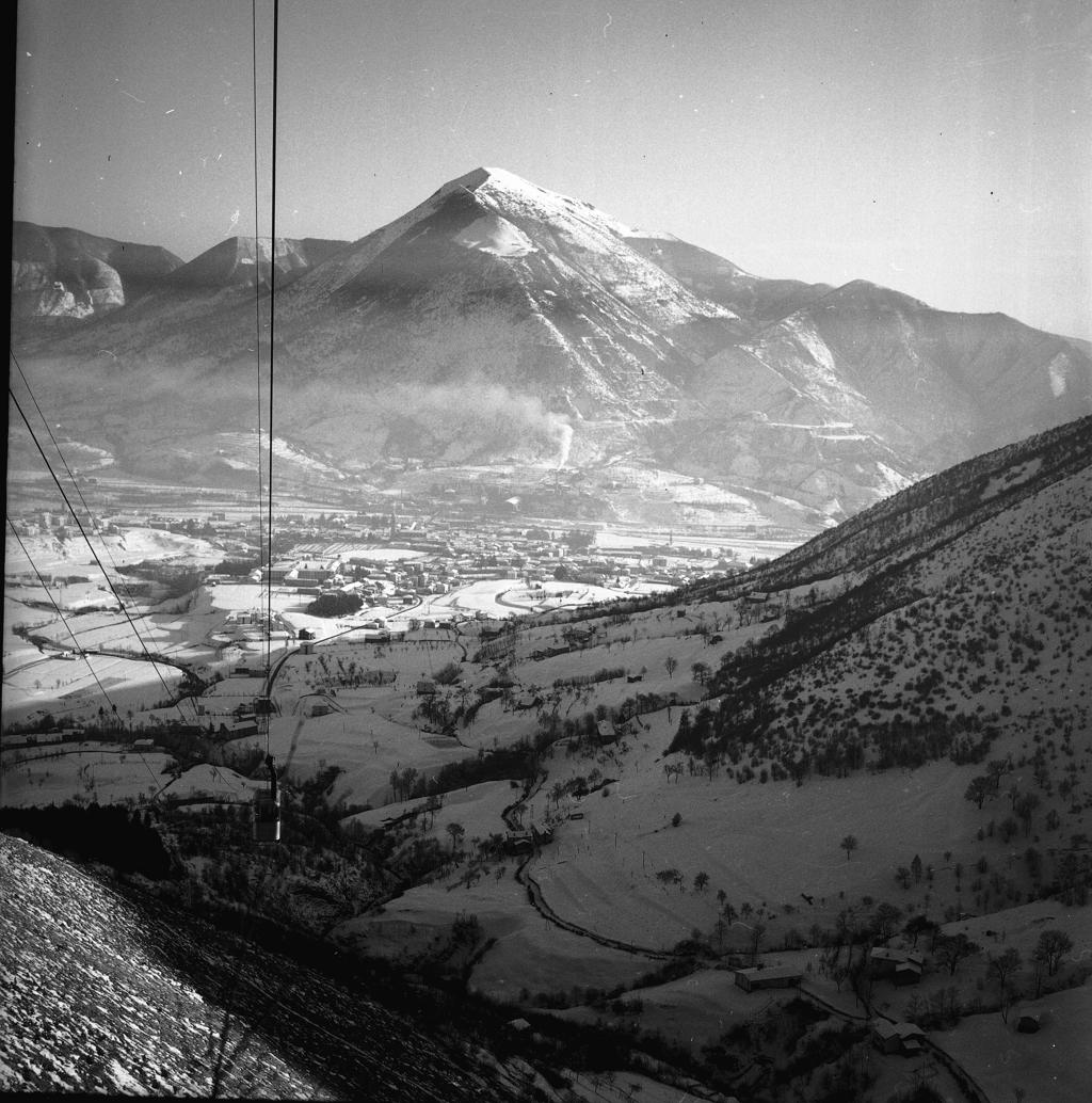 Impianto Di Risalita, Montagna Sullo Sfondo · Historify