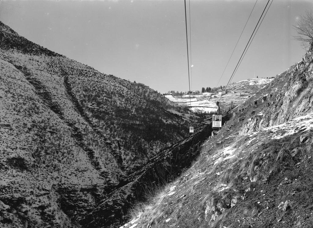 Cabinovia Che Attraversa La Valle · Historify