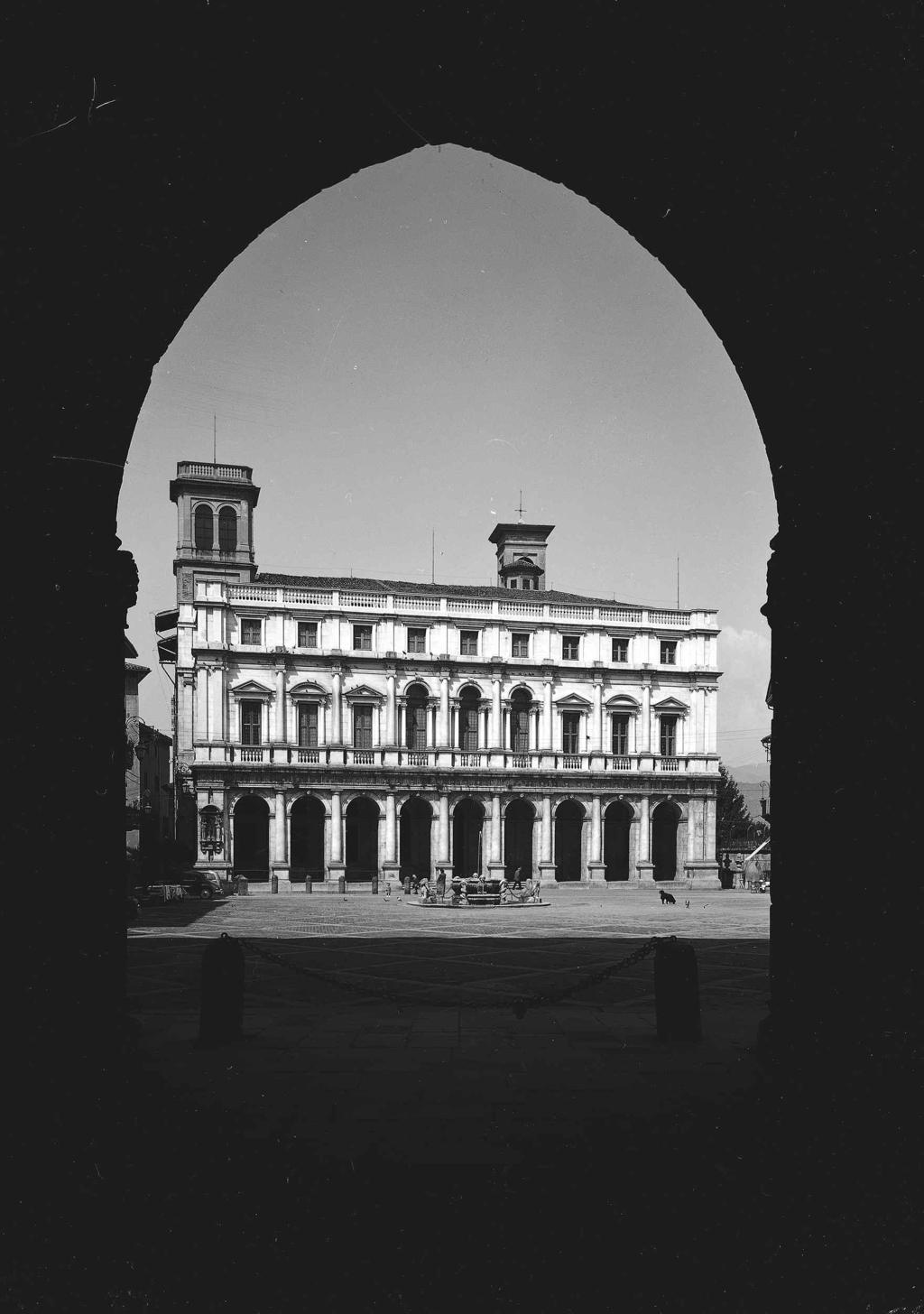 Piazza Vecchia Vista Dal Porticato · Historify