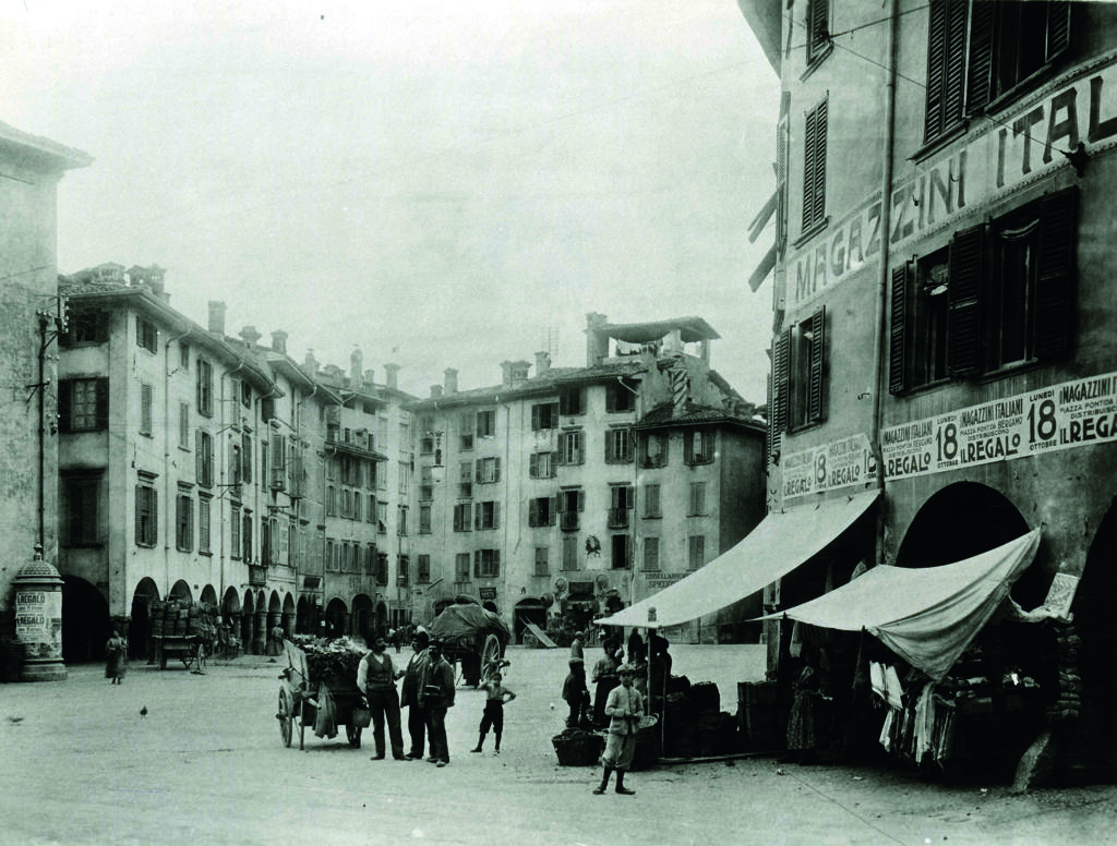 Piazza Pontida · Historify