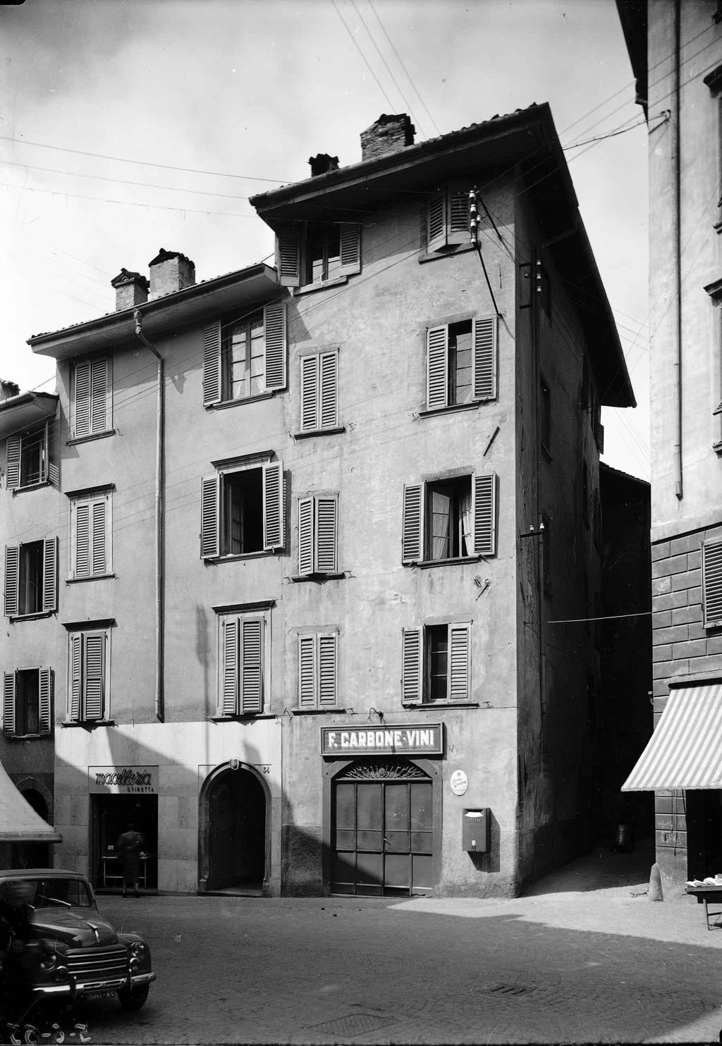 Palazzo Con Negozio F.Carbone Vini · Historify