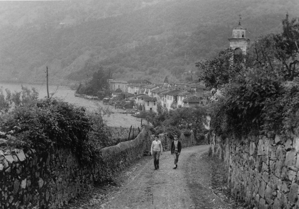 Passeggiata A Riva Di Solto · Historify