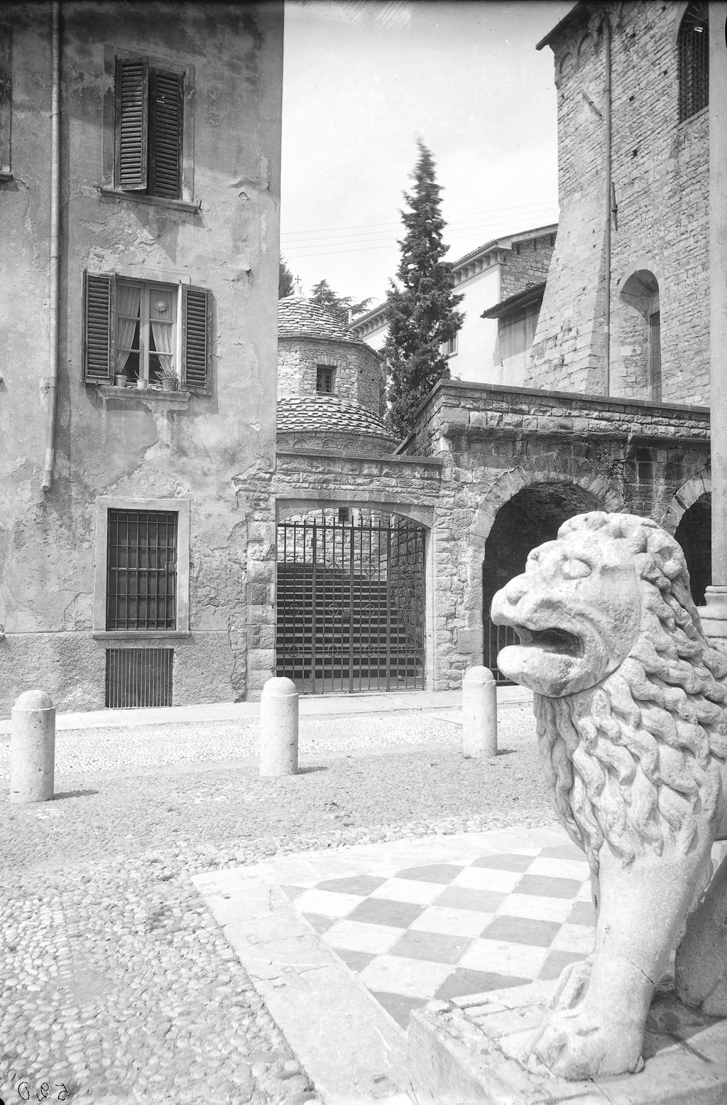 Leone stilobate, Santa Maria Maggiore · Historify