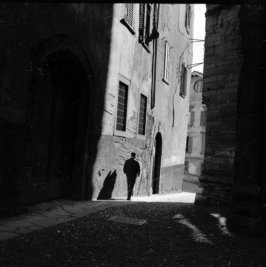 Camminando Tra Le Vie · Historify