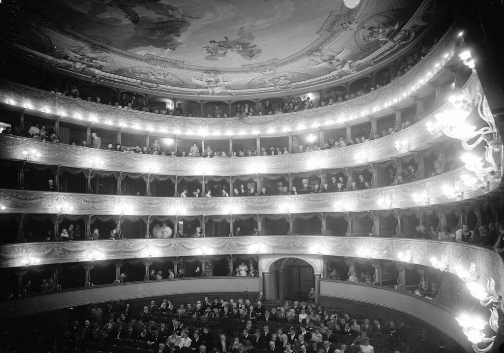 Interno Teatro Donizzetti · Historify