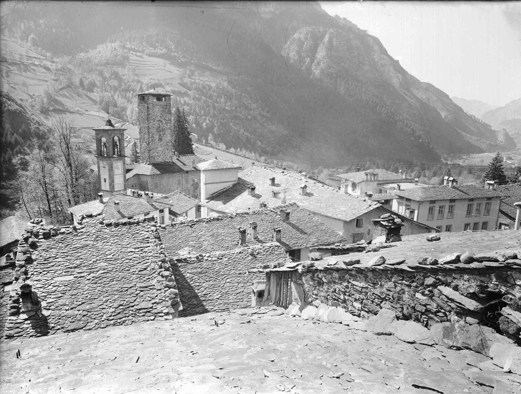 Vista dai tetti Gromo · Historify