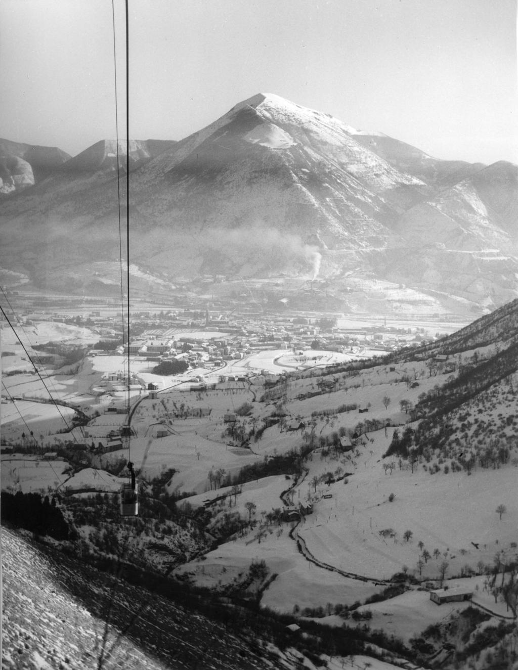 Vista a valle dalla funivia · Historify