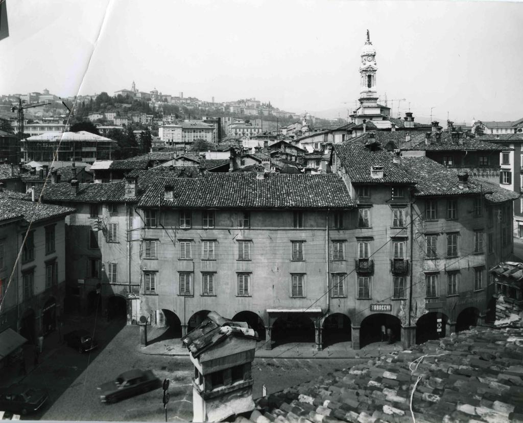 Piazza Pontida · Historify