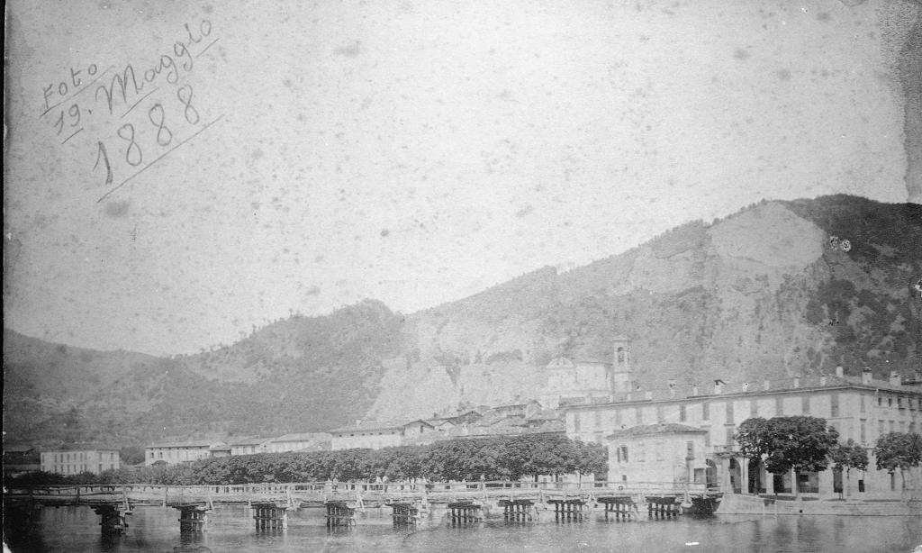 Ponte sul confine · Historify