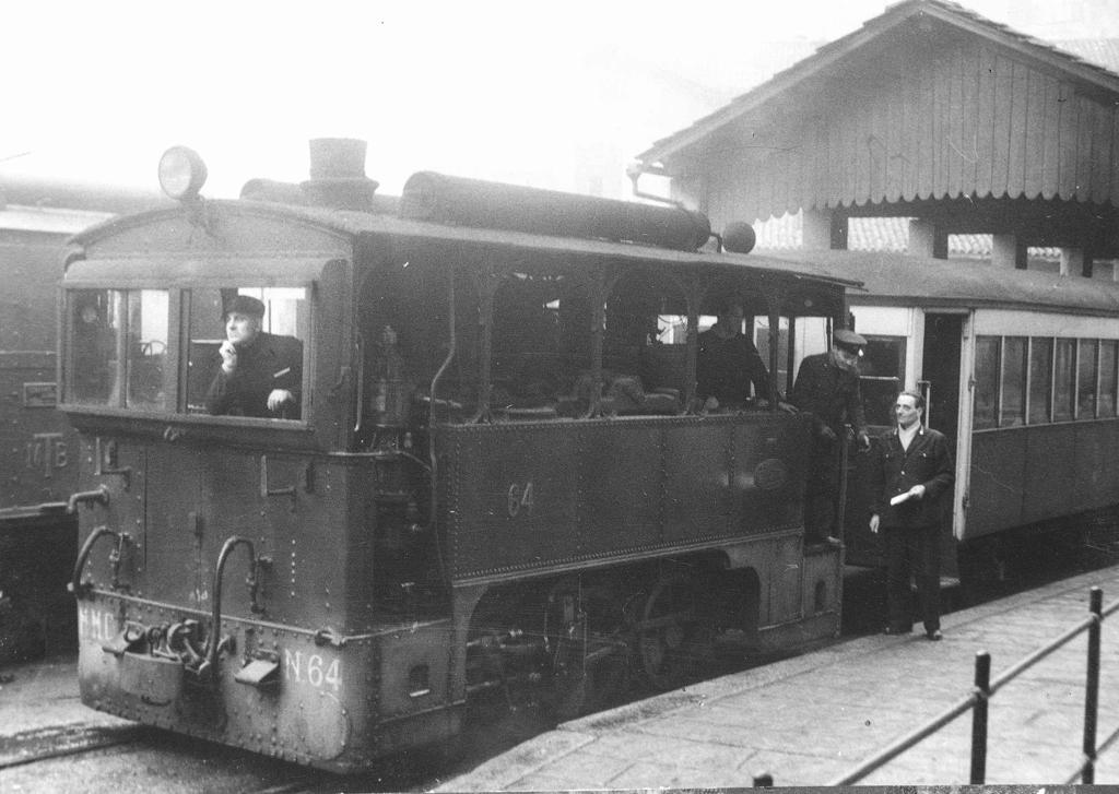 Locomotiva Con Macchinista E Controllori Del Treno · Historify