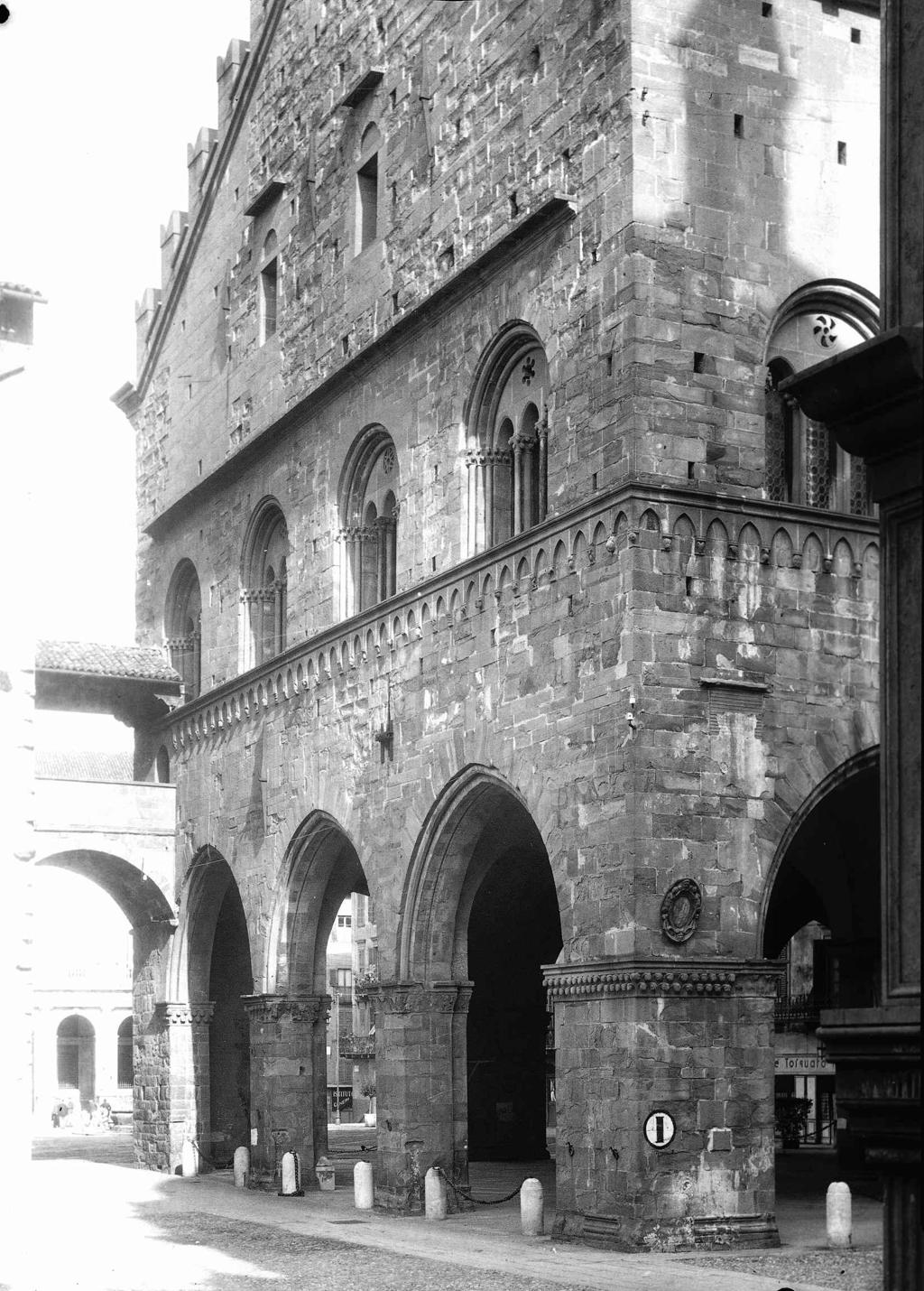 Palazzo In Piazza Vecchia · Historify