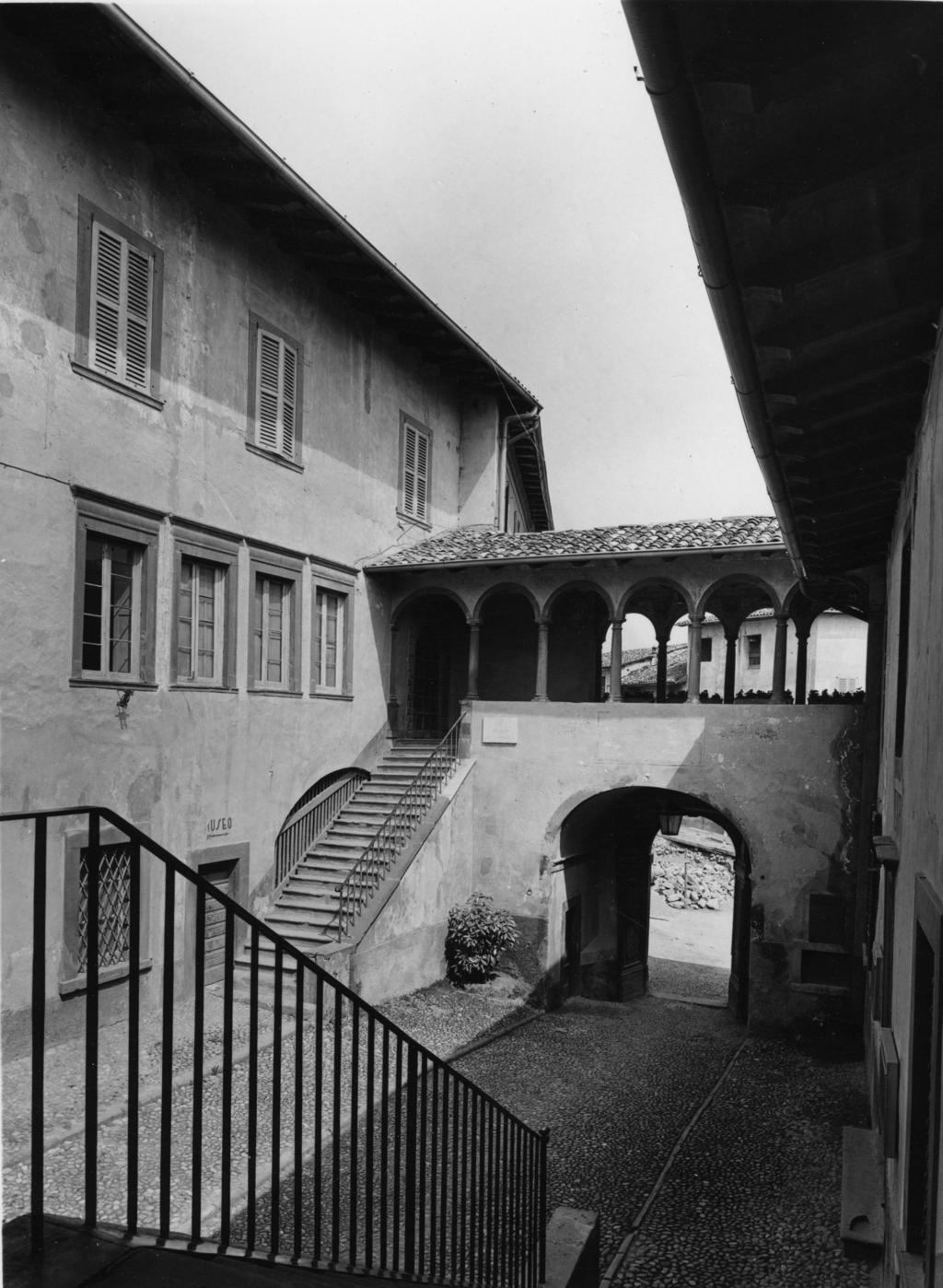 Cortile Interno Del Palazzo Comunale Di Clusone · Historify