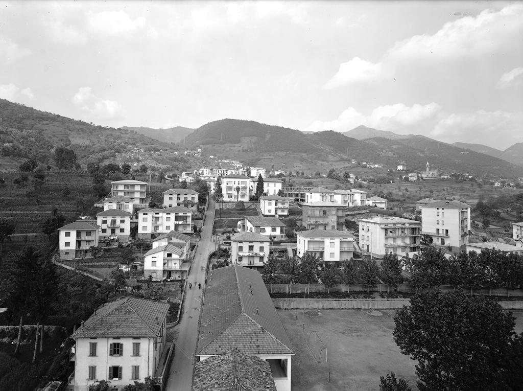 Paesaggio Con Case · Historify