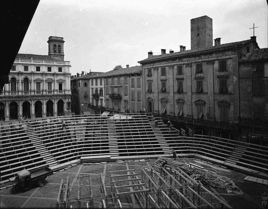 Allestimento in Piazza Vecchia · Historify