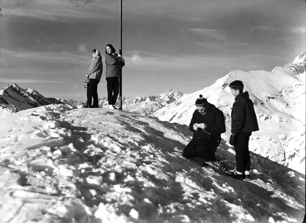 Escursionisti Sulla Cima Della Montagna · Historify