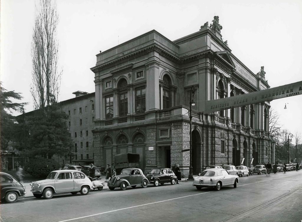 Auto Davanti A Teatro Donizetti · Historify