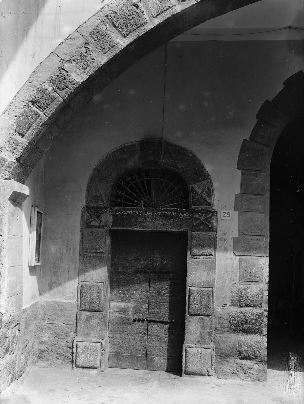 Portone nel centro storico di Ardesio · Historify