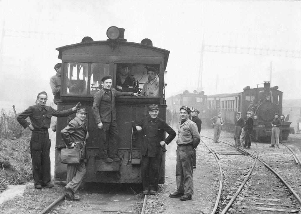 Operai Della Stazione E Macchinista Vicino Ad Una Locomotiva · Historify