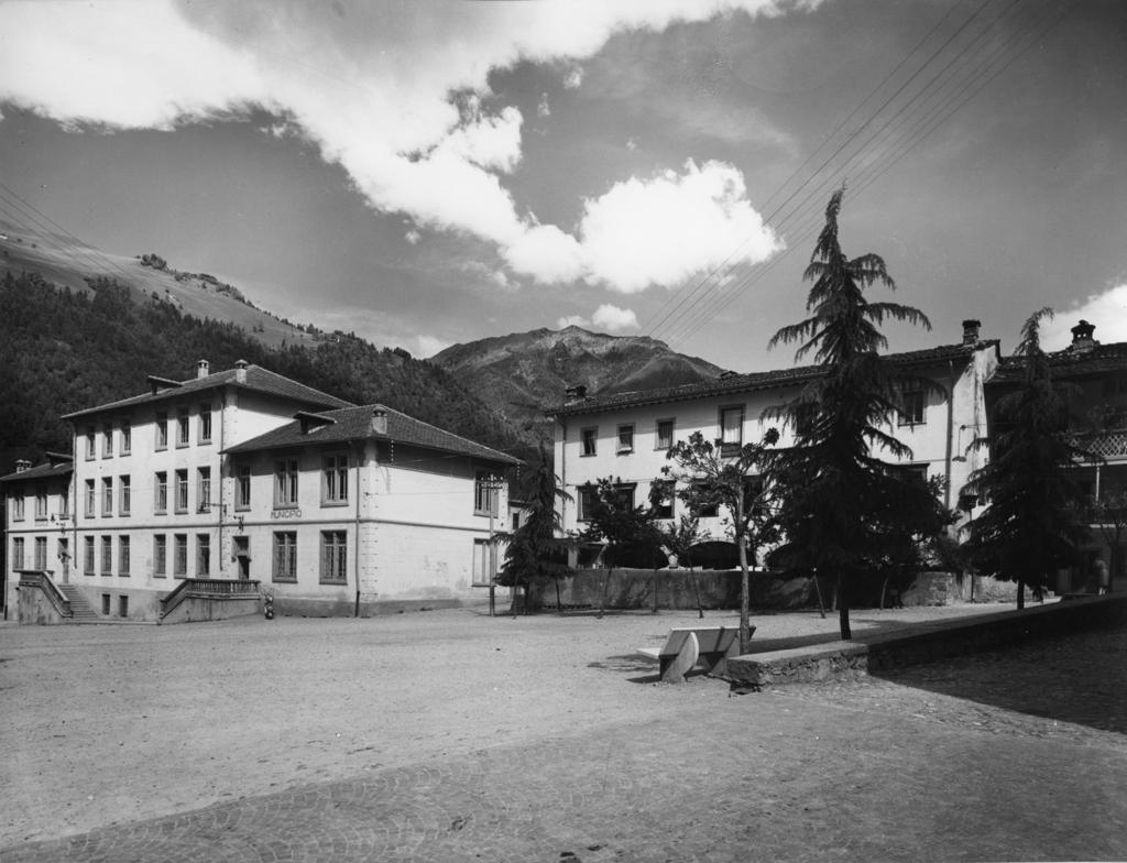 Municipio e scuole ad Ardesio · Historify