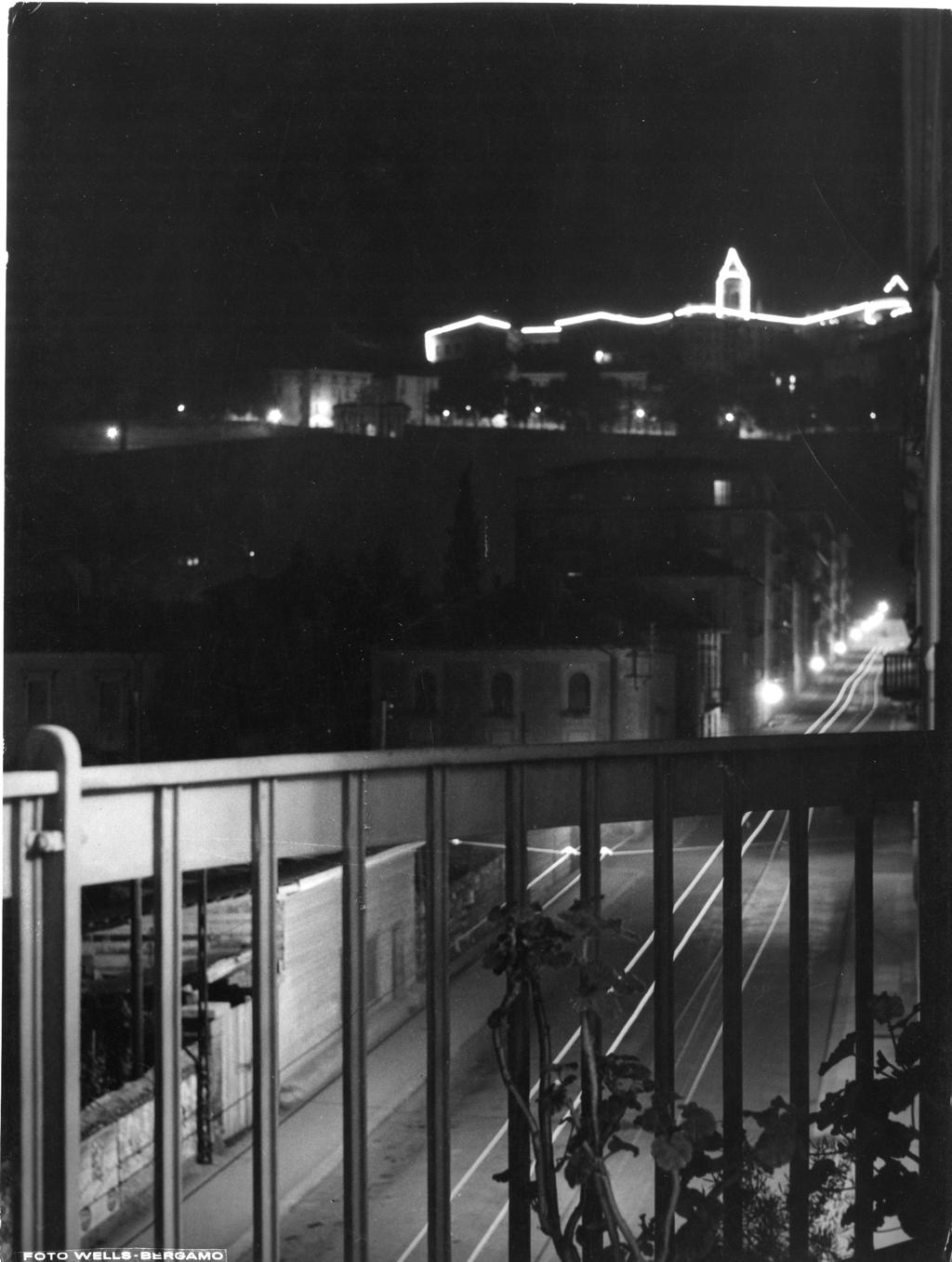 Balcone con vista sulla città vecchia · Historify