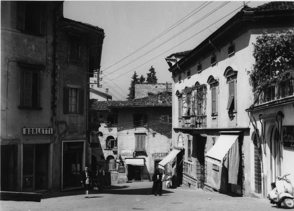 Scendendo Da Piazza Orologio · Historify