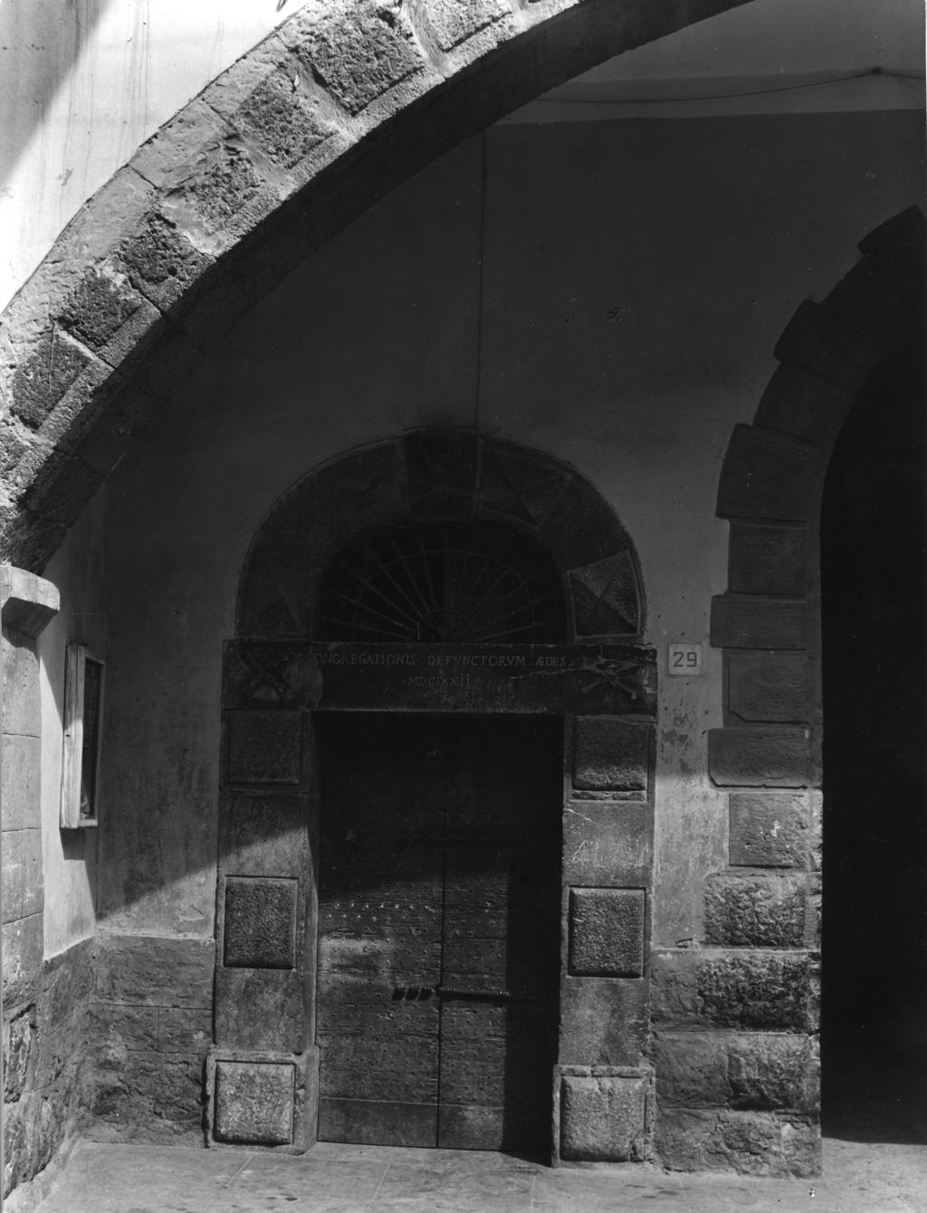 Antico portone di un albergo ad Ardesio · Historify