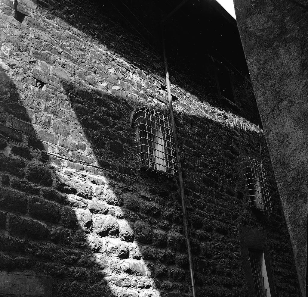 Facciata Di Un Palazzo, Finestre Chiuse Da Inferriate · Historify