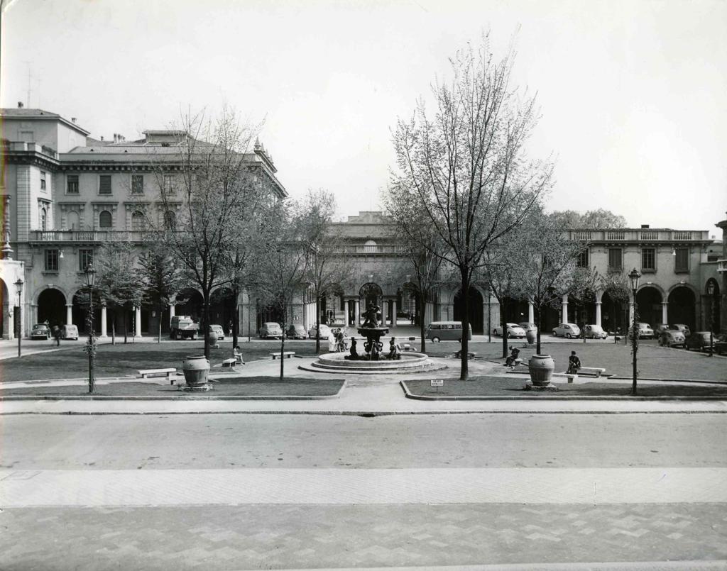 Guardando Piazza Dante Alighieri · Historify