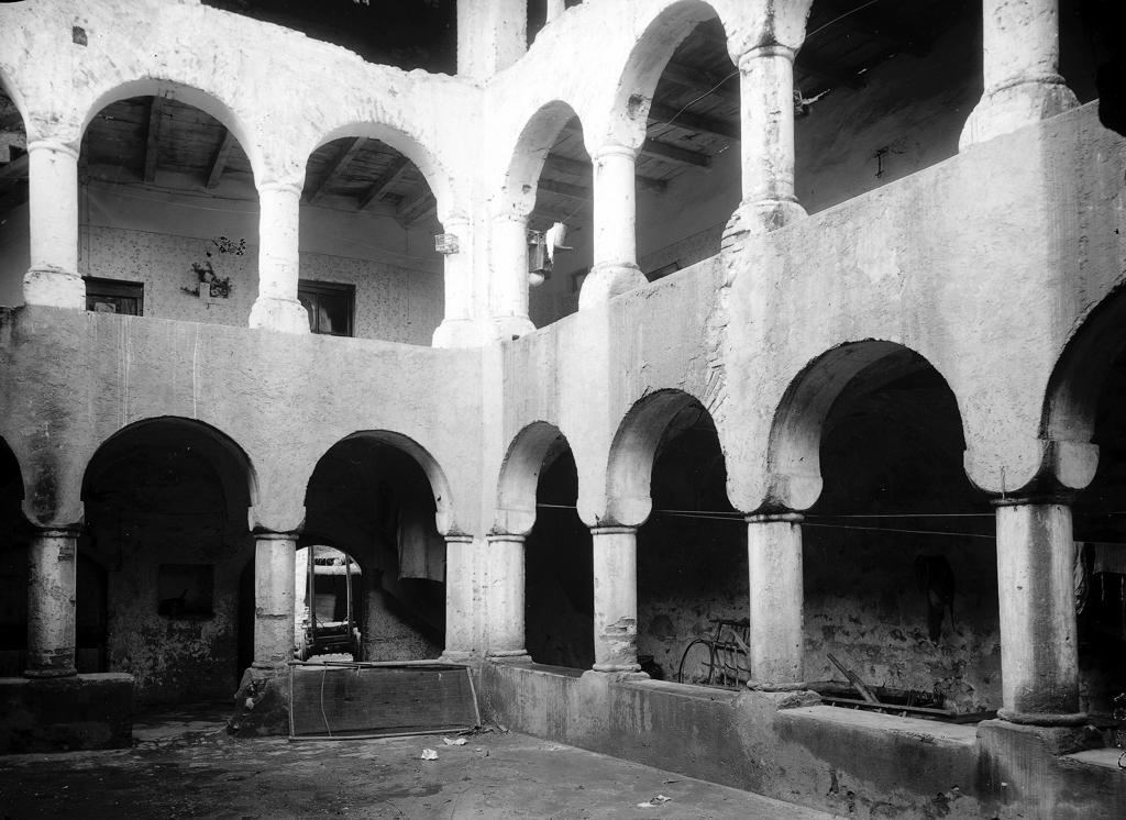 Chiostro · Historify