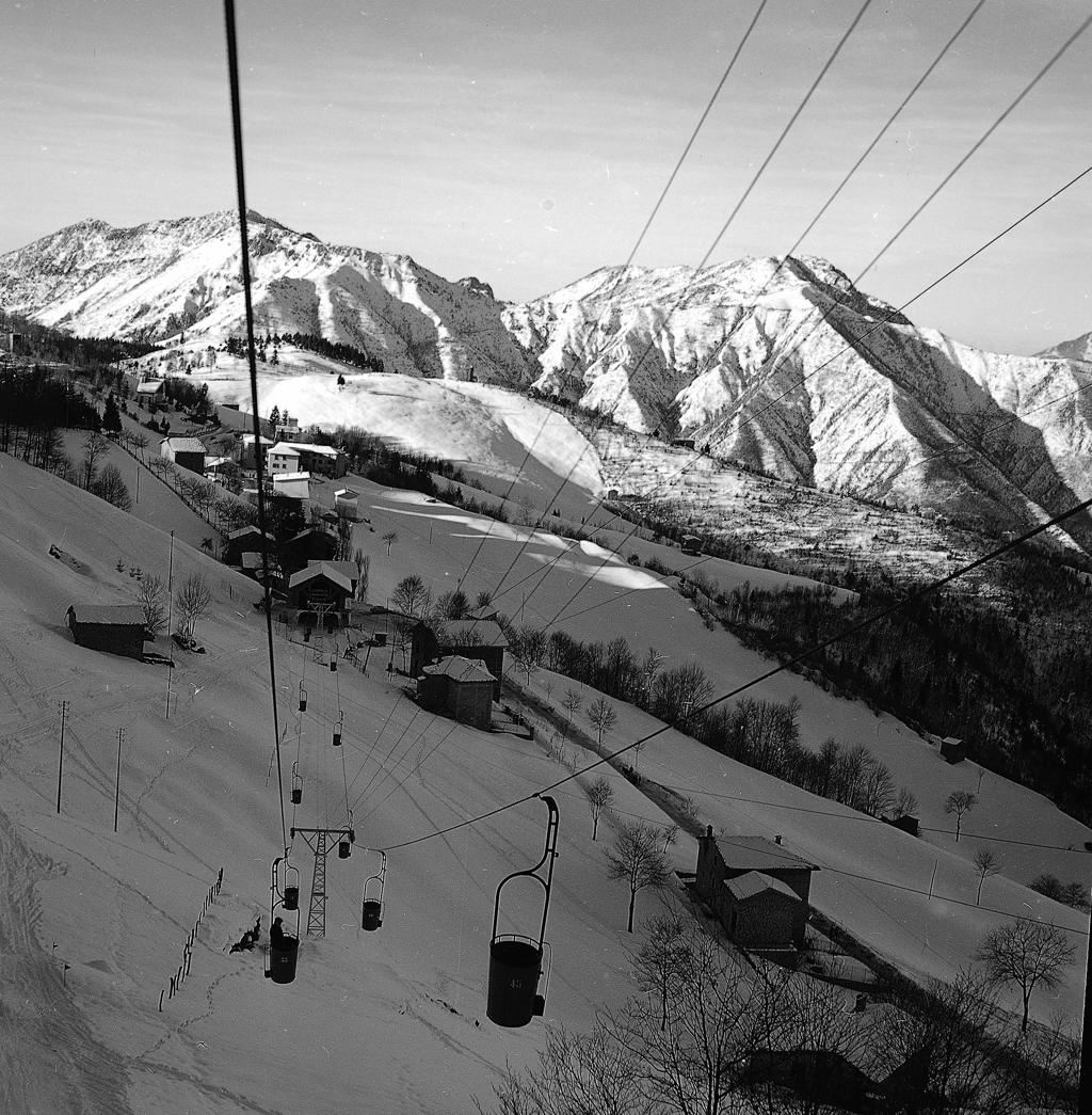 Impianto Di Risalita, Montagne Sullo Sfondo · Historify