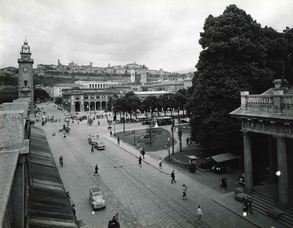 Passeggiando in centro · Historify