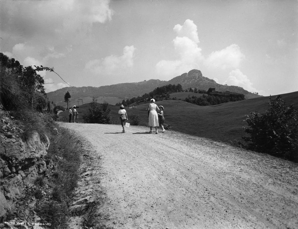 Passeggiando A Selvino · Historify