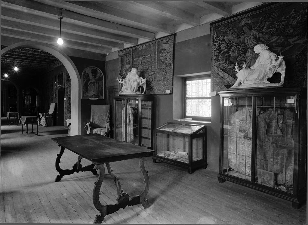 Interno Palazzo Con Arazzi, Tavolo E Vetrine · Historify