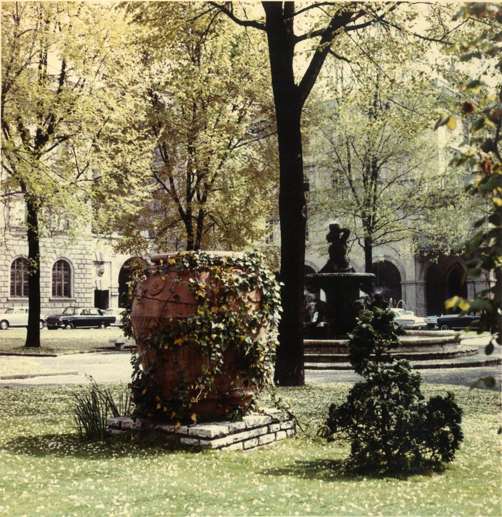 Piazza Dante a colori · Historify
