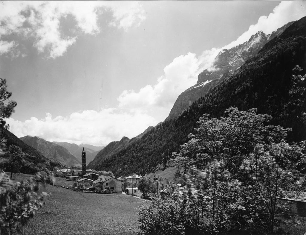 Veduta Del Paese Di Valcanale Ardesio · Historify