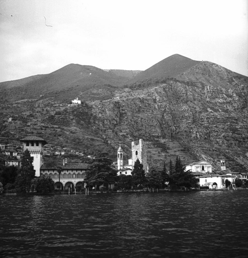 Paesaggio dal lago · Historify