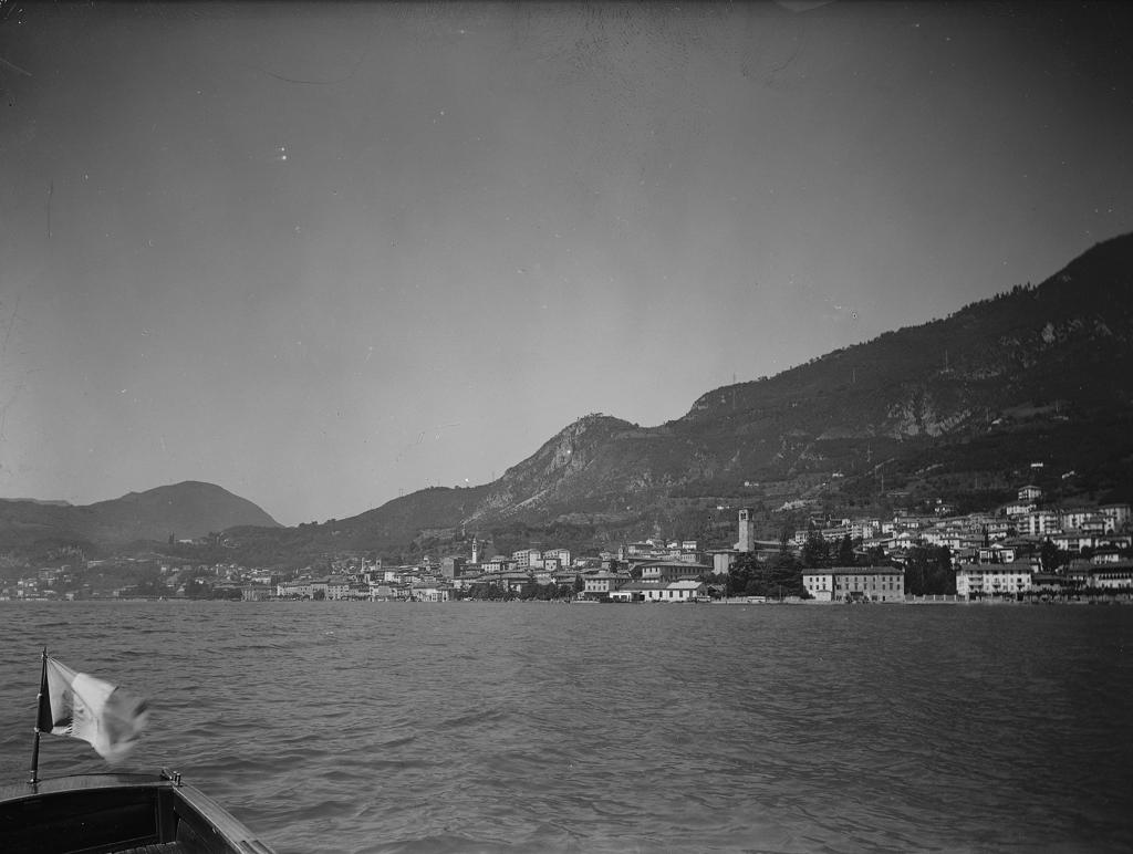 Paese visto dal lago · Historify