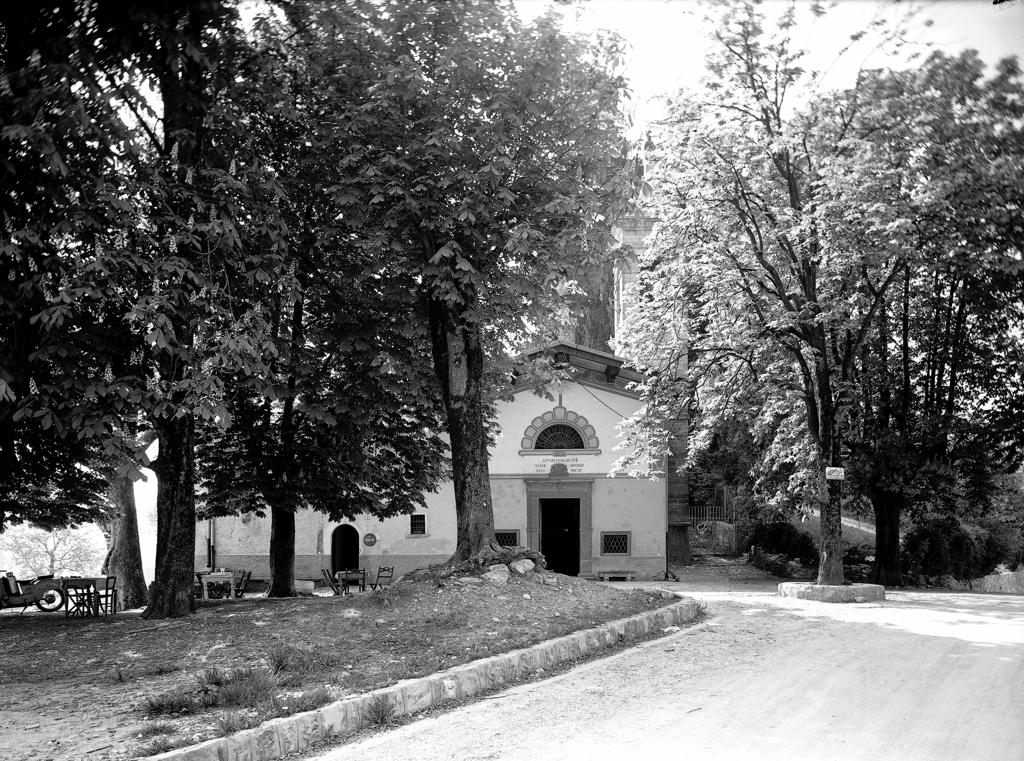 Chiesetta nel verde · Historify