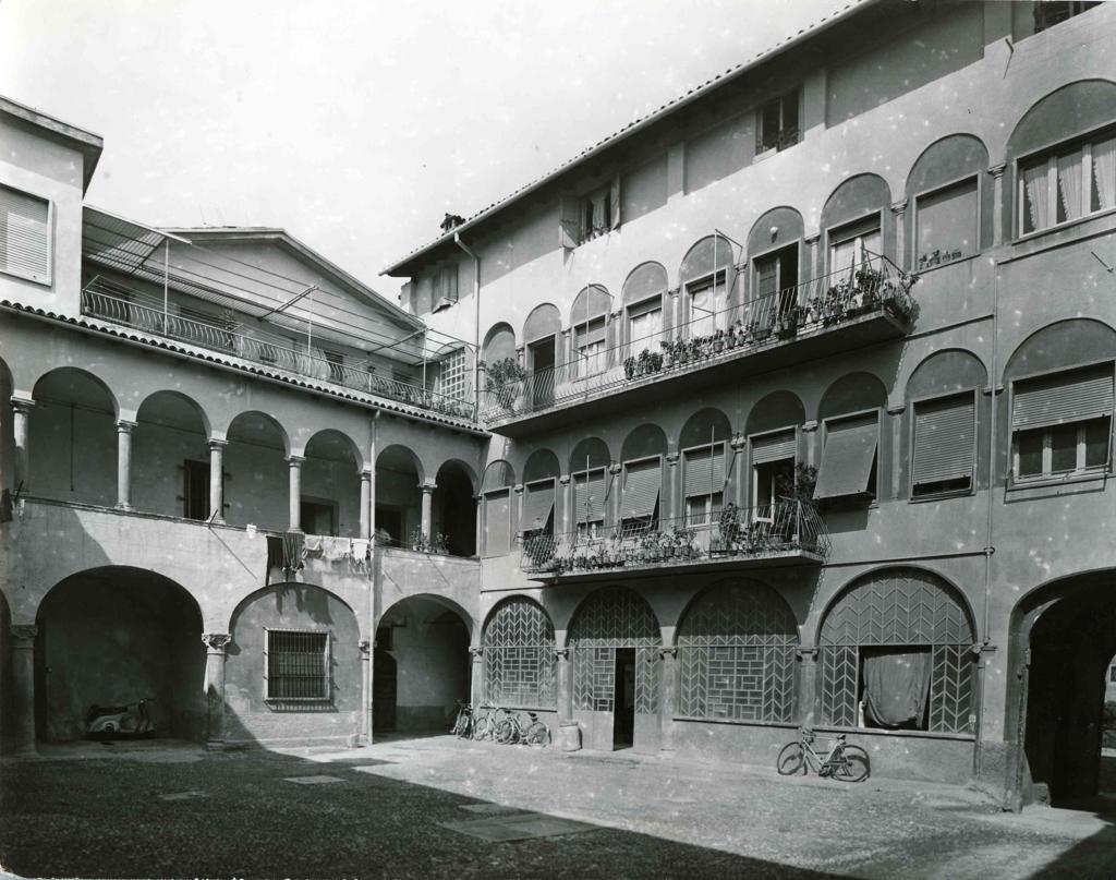 Chiostro · Historify