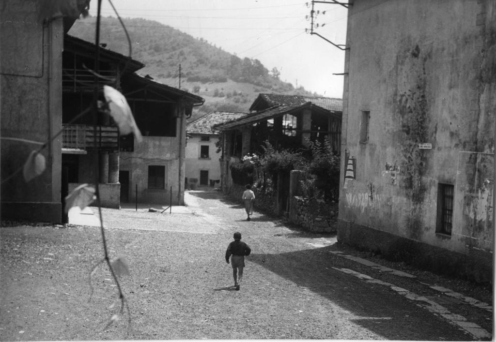 Vecchi Cortili A Cenate Sopra · Historify