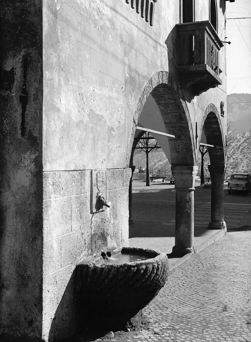 Fontana A Muro, Porticato Sullo Sfondo · Historify