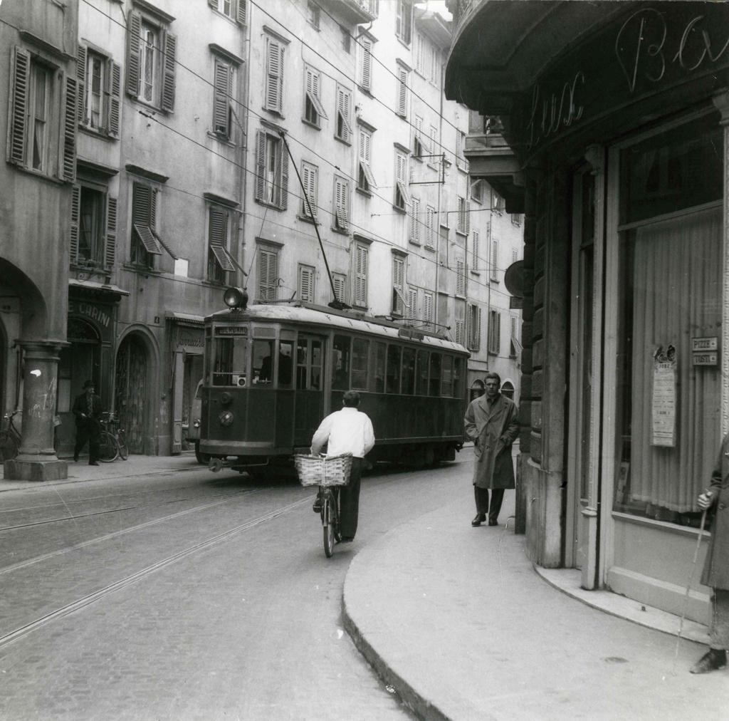 Tram In Via Broseta · Historify