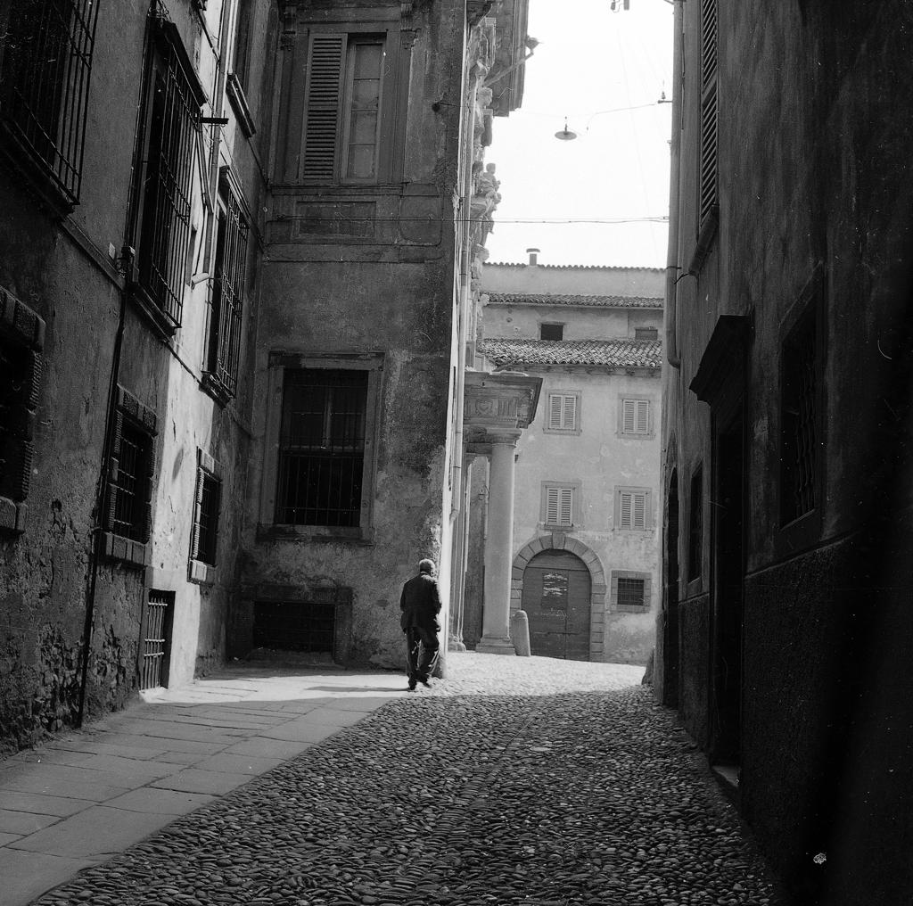 Passeggiando per i vicoli · Historify