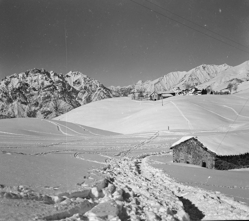 Malghe, Montagne Sullo Sfondo · Historify