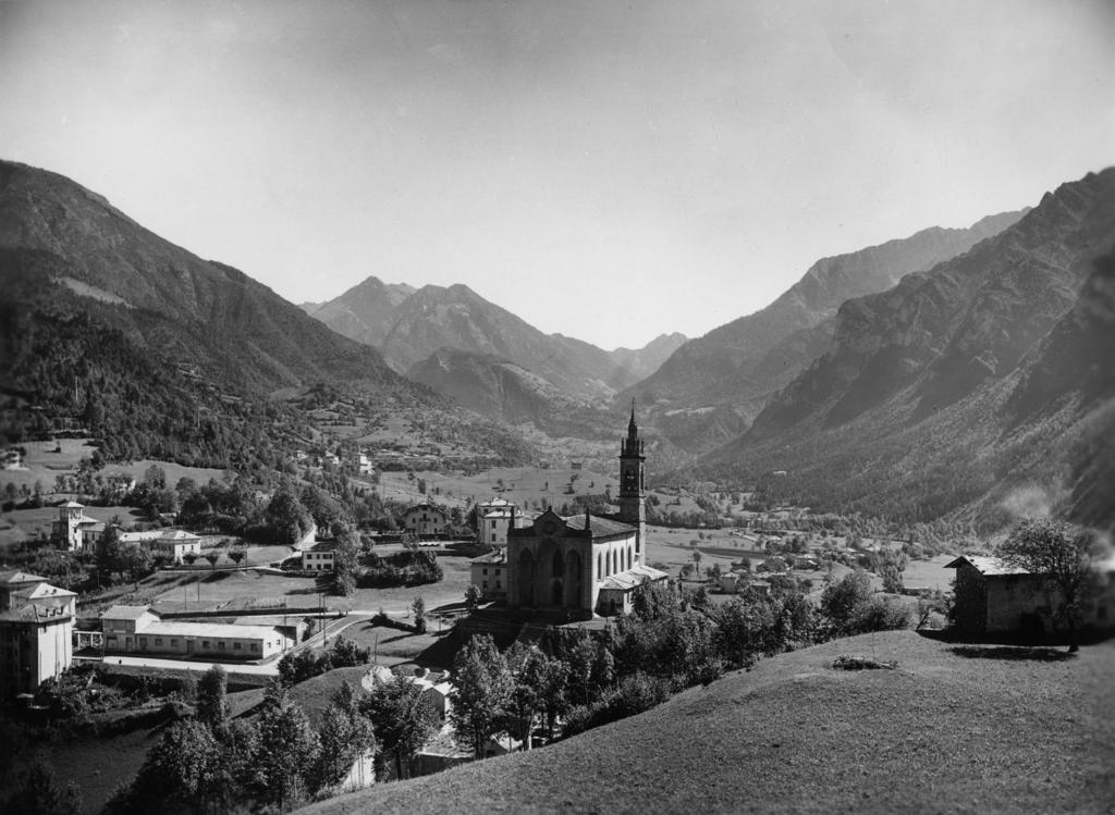 Chiesa Immersa Nella Valle Di Piazza Brembana · Historify