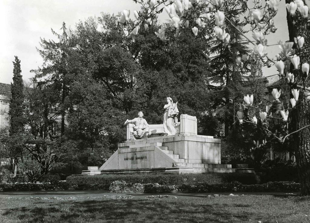 Monumento A Gaetano Donizetti · Historify